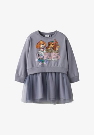 Sivé tričkové šaty s tylovou sukňou. Vrch má karikatúrne postavičky psov a nápis "Good Pups Paw Patrol" v ružovej a bielej farbe.