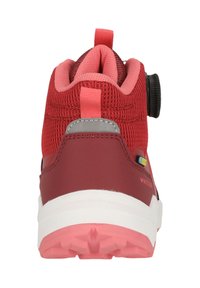 Punainen ja vaaleanpunainen vaelluskengä, jossa on verkkomateriaalia yläosassa ja kumipohja. Varustettu pyöreällä nupilla kiristämistä varten sekä kantapäässä vetonauhalla.