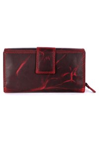 Cartera de cuero rojo con un acabado brillante, que cuenta con un cierre magnético, costuras en contraste y una textura que sugiere un patrón veteado.