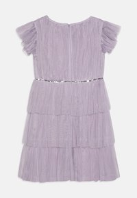 Abito a strati lavanda con tessutoTexturato, maniche corte a sbuffo e una cintura in paillettes argentate in vita. Chiusura con zip sul retro.