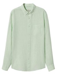 Chemise à manches longues avec col en lin vert clair, dotée d'une poche poitrine unique et d'une fermeture à boutons. Le tissu présente une texture légèrement granuleuse.