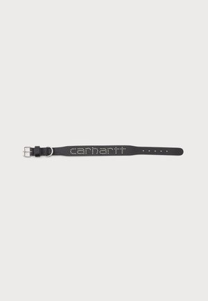 Cinturón de cuero negro con hebilla plateada y tachuelas que forman la palabra ""carhartt"" a lo largo de la correa, mostrado plano sobre un fondo claro.