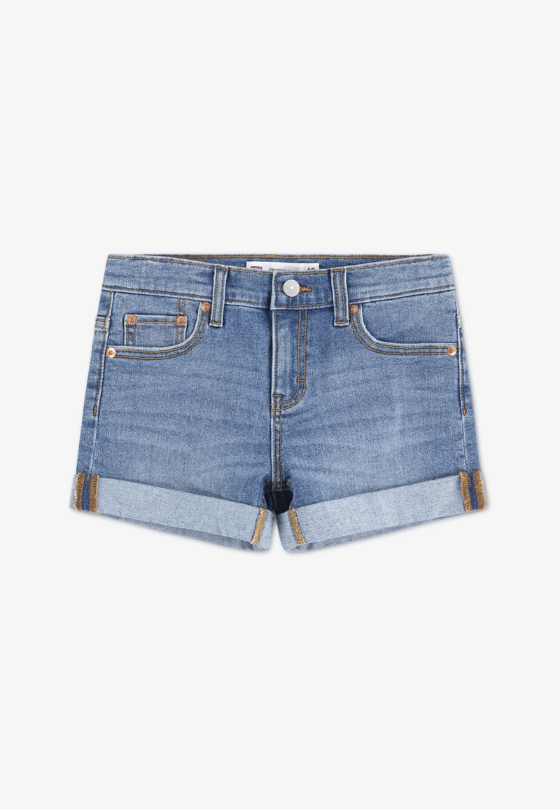 Shorts en denim bleu clair avec ourlets roulés. Comprend des poches avant et arrière, une fermeture à bouton et des détails de coutures contrastantes.