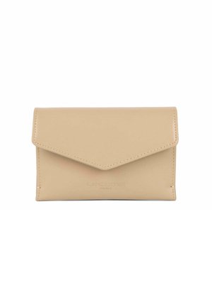Portafoglio in pelle beige con una superficie liscia, chiusura a pattina e logo "Lancaster" in rilievo. Forma rettangolare elegante con dettagli di design minimi.