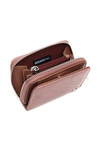 Pruun tekstureeritud rahakott, millel on lukuga sulgemine. Interjöör sisaldab kaardipesasid ja tumepunast lukustatavat sektsiooni. Hõbedased lisandid.