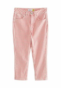 Rood-witte geruite broek met een slim fit, vijf zakken en metalen knopen. De stof lijkt glad met een lichte textuur.