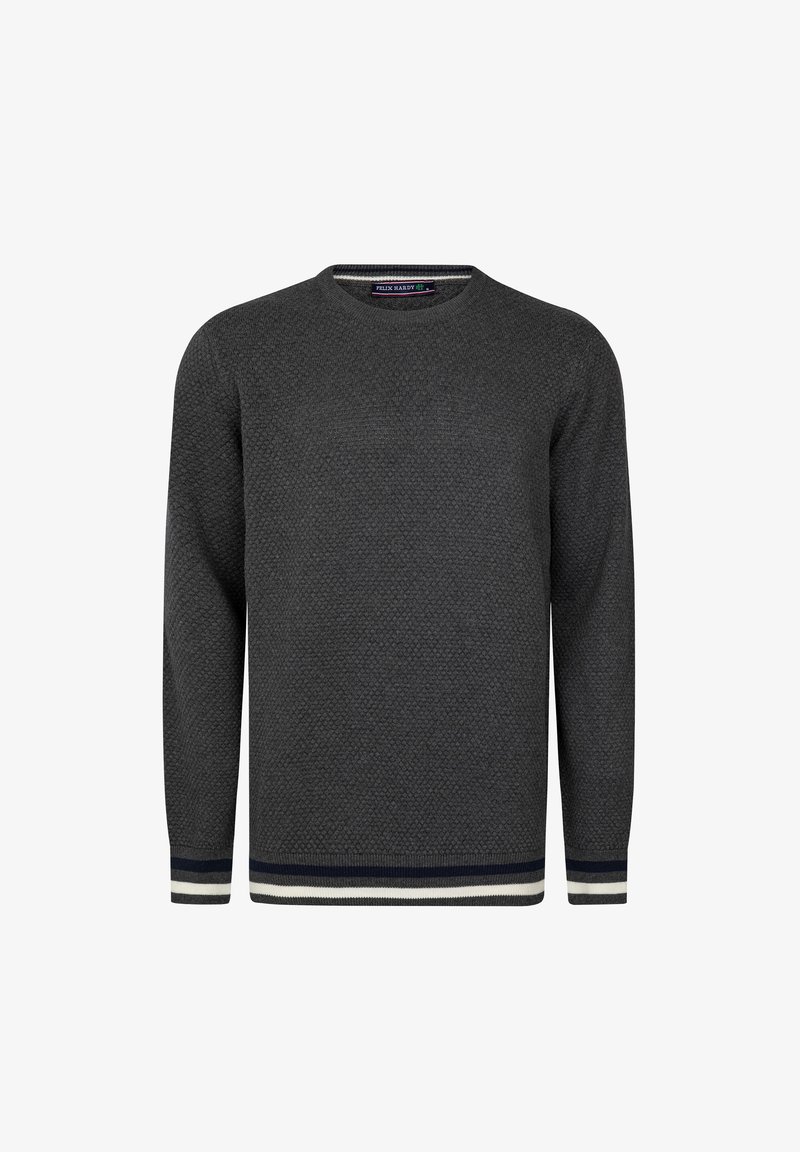 Ciemnoszara sweter dziergany z teksturowanym wzorem, okrągłym dekoltem i długimi rękawami. Żebrowany dół z niebieskimi i białymi paskami.