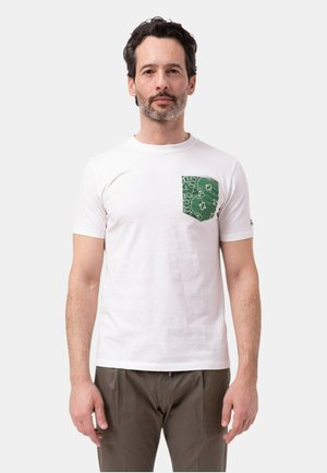 T-shirt bianca in cotone con taschino a motivo verde. Maniche corte, collo a giro, con dettagli di cucitura sottili sull'orlo.
