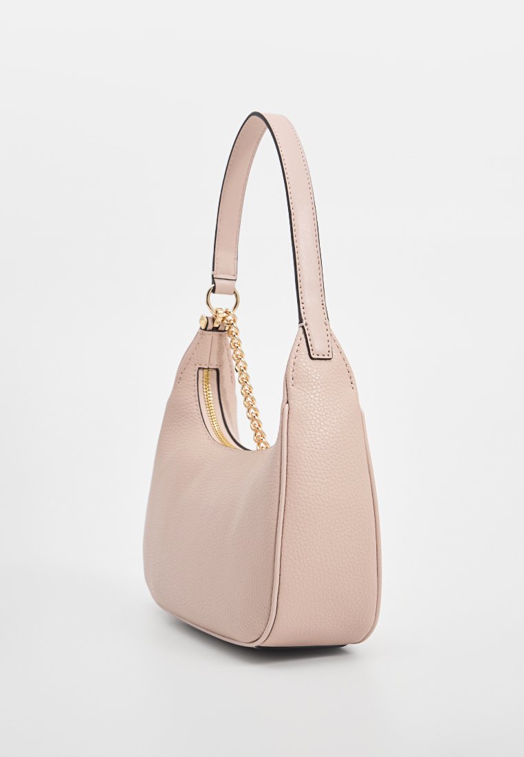 Rosa Leder-Schultertasche mit geschwungener Form, Kettenakzent und oberen Griff. Verfügt über eine glatte Textur und ein goldenes Reißverschlussdetail.