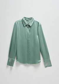 Camisa de satén verde menta con mangas largas, botón frontal y cuello puntiagudo. Presenta sutiles rayas verticales y una textura suave.