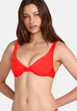 Rode bikinibovenkant met bloemenreliëfpatroon, voorzien van een diepe halslijn, brede bandjes en beugelondersteuning. Glad getextureerde stof.