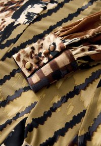 Non sélectionné, brown spliced animal print