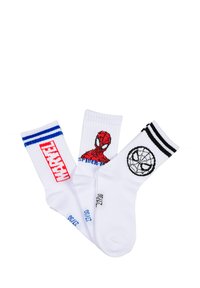 Drei weiße Crew-Socken mit Marvel- und Spider-Man-Logos; eine mit rotem Marvel-Text und blauen Streifen, eine mit dem Gesicht von Spider-Man und eine mit einem schwarzen Spinnenweb-Gesicht.