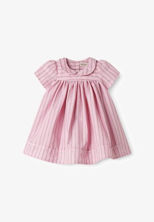 Rožinė kūdikio suknelė su plonomis vertikaliomis juostelėmis, pūstomis trumpomis rankovėmis, surišta liemeniu ir apvaliu Peterio Pano apykakle.