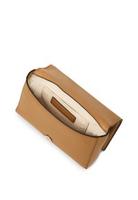 Clutch in pelle marrone chiaro con interno in tessuto beige e piccola tasca interna, chiusa da un bottone a scatto frontale.