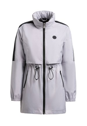 Svetlo siva dolga jakna z visokim ovratnikom, črnim zadrgo, vrvico v pasu, črnimi stranskimi črtami in dvema sprednjima žepoma z zadrgo.