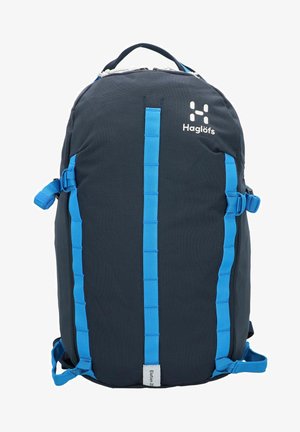 Schwarzer Stoff-Rucksack mit blauen Riemen, ausgestattet mit einem oberen Tragegriff, verstellbaren seitlichen Schnallen und einem Logo auf der Vorderseite.