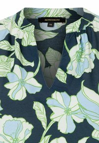 Marineblouse met een V-hals, voorzien van een bloemenpatroon in lichtblauw en groen. Gemaakt van zacht, lichtgewicht materiaal met een subtiele textuur.
