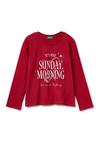 Rode longsleeve T-shirt van katoen, met een ronde hals en een grafische print met de tekst "HET IS GEWOON ZONDAGOCHTEND" in het wit.