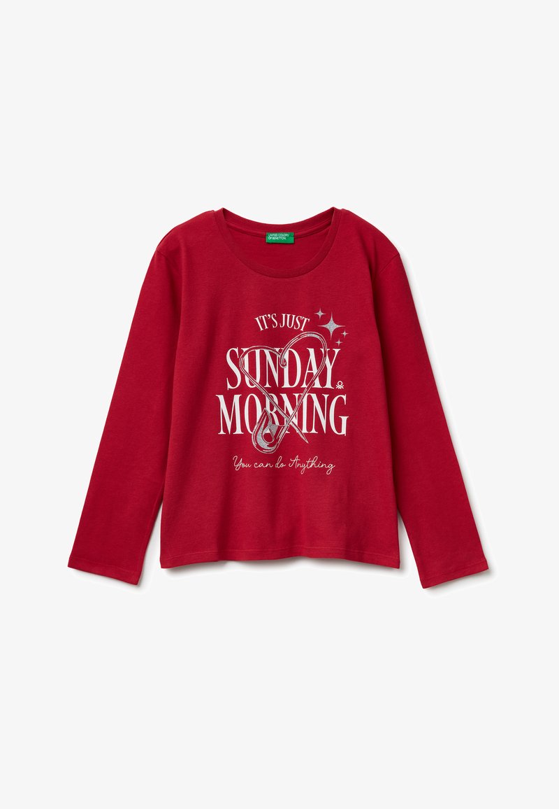 Rotes langärmliges T-Shirt aus Baumwolle mit rundem Halsausschnitt und einem grafischen Druck mit dem Text "ES IST NUR SONNTAGSMORGEN" in Weiß.