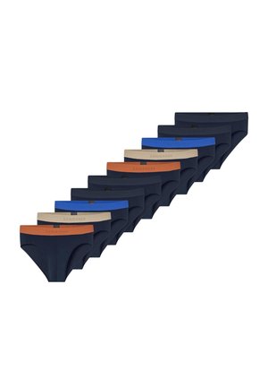 Sæt af ti herreunderbukser i mørk marineblå med linninger i orange, beige, blå og sort, arrangeret diagonalt på hvid baggrund.