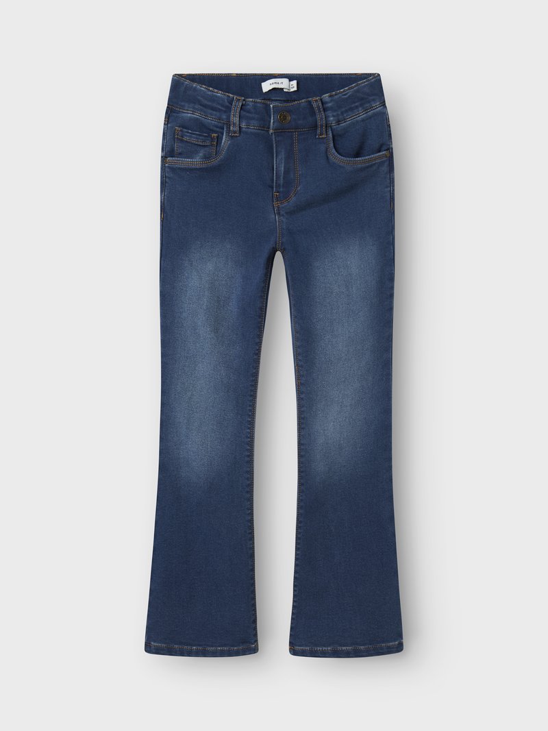 Jeans a zampa in denim blu scuro con sbiaditure chiare, cinque tasche e cuciture a contrasto arancioni. Chiusura con bottone e cerniera.