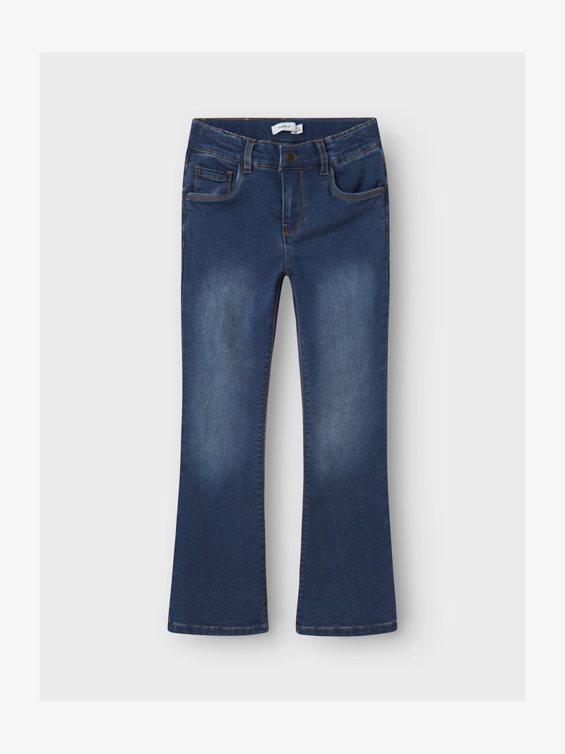 Jeans a zampa in denim blu scuro con sbiaditure chiare, cinque tasche e cuciture a contrasto arancioni. Chiusura con bottone e cerniera.