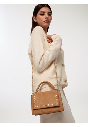 Torebka z zamszu w kolorze tan, z złotym łańcuchem jako paskiem i uchwytem, z metalowymi wstawkami na przodzie, prostokątnym kształtem i miękką teksturą.