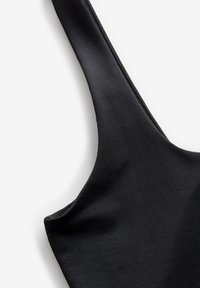 Vêtement noir sans manches avec une large bretelle, en tissu lisse légèrement extensible sur fond blanc.