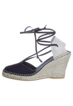 Marineblauwe stoffen wedge espadrille met enkelbandjes, geweven jute wig, glad bovenwerk en contrasterend gestructureerd detail op de hak.