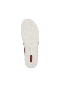 Chaussure de sport rouge avec une semelle en caoutchouc blanc texturé présentant des motifs hexagonaux et une plaque de logo dans une zone encastrée au niveau du talon.