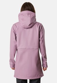 Waterdichte roze lange jas met een capuchon, gladde textuur en een getailleerde taille, ontworpen voor comfort en bescherming tegen het weer.