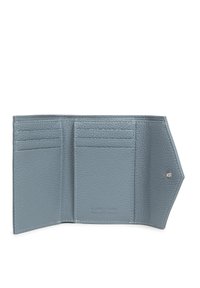 Portafoglio pieghevole in pelle blu aperto, che mostra sei scomparti per carte e chiusura con bottone a pressione, con un sottile marchio in rilievo sul pannello centrale.