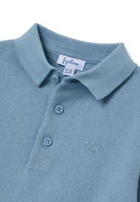 Lichtblauw gebreid poloshirt met kraag, voorzien van drie knopen en geborduurde tekst "WINTER TIME". Zachte textuur, geschikt voor zuigelingen.