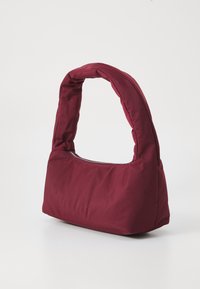 Geantă de umăr în nuanță de bordo, cu un design moale și căptușit, mânere curbate și deschidere superioară cu fermoar. Textură netedă, fără modele vizibile.