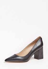 Chaussure à talon haut en cuir noir avec un bout pointu et un talon bloc. Texture lisse avec un design simple et une doublure intérieure de couleur claire.