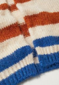 Tissu tricoté doux avec des rayures horizontales alternées en orange rouille, crème et bleu, montrant la texture et les détails des points en gros plan.