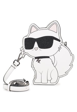 Biała torebka na ramię w kształcie kota z czarnymi, brokatowymi okularami przeciwsłonecznymi, obszyta czarnym szwem, z białym paskiem i detalem serca na kołnierzu.