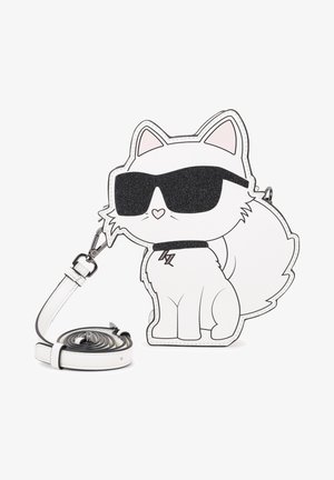 Balta katės formos per petį nešiojama rankinė su juodomis blizgiomis saulės akiniais, pabrėžta juodu siuvimo siūlu, su balta dirželiu ir širdies detalė ant apykaklės.