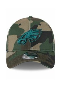 Casquette de baseball en camouflage avec un logo d'aigle brodé en turquoise, design structuré et visière incurvée. Taille indiquée comme moyen-grand.