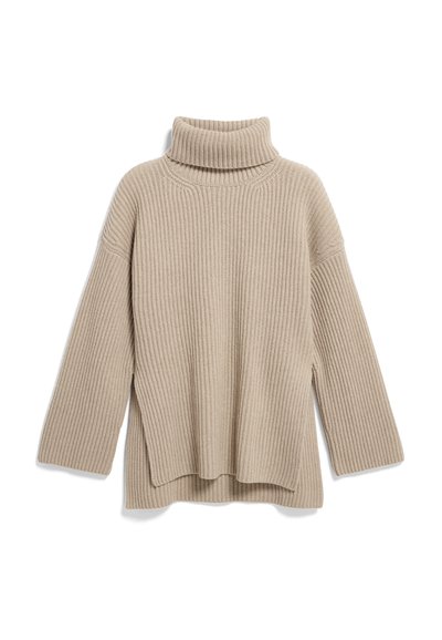 Beige geribbelde coltrui met een relaxed fit, voorzien van lange mouwen en een zijsplit aan de onderkant, gemaakt van een zachte, textuurrijke breisels.
