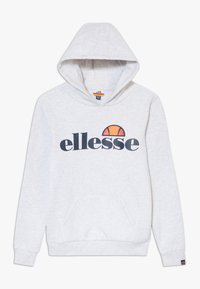 Sudadera gris claro con un bolsillo canguro frontal, capucha con cordón y un gran logotipo de "ellesse" con un acento naranja. Textura de tela suave.