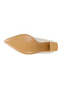 Scarpa con punta affusolata, in pelle bianca, con tacco alto e suola in gomma color sabbia. Presenta una suola testurizzata e un tacco a blocco per maggiore stabilità.