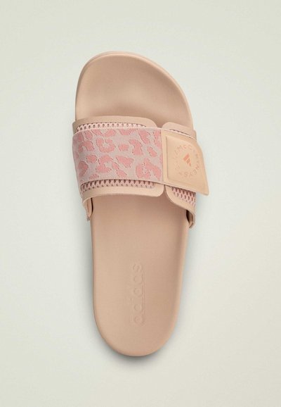 Sandale à talon rose avec une bride en tissu à imprimé léopard texturé et une semelle en caoutchouc. Détail du logo sur la bride. Surface lisse et matériau doux.