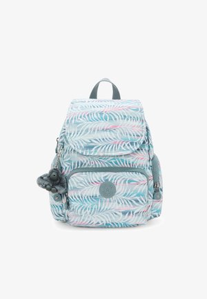 Un sac à dos bleu clair avec un motif de feuilles de palmier, comportant une poche zippée à l'avant, des accents gris et un petit charme de gorille attaché.