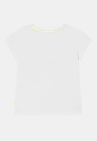 T-shirt branca de algodão, com decote redondo e pormenor em neon amarelo, mangas curtas e bainha reta. Design simples e minimalista, sem padrões.