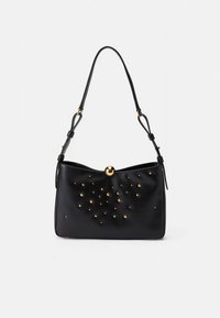 Črna usnjena torbica z gladko teksturo, ki ima na sprednji strani zlato okrasno gumb in razpršene zlate zatiče. Vključen nastavljiv trak.