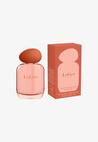 Różowa szklana butelka perfum z zaokrągloną pomarańczową zakrętką, obok dopasowanej pomarańczowej pudełka z abstrakcyjnym wzorem. Etykieta brzmi "LeGer Signature Wildflower."