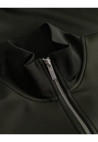 Svart zip-up jakke med høy krage, med en glatt overflate og en teksturert halslinning. Sølvglidelås fremhever designet.