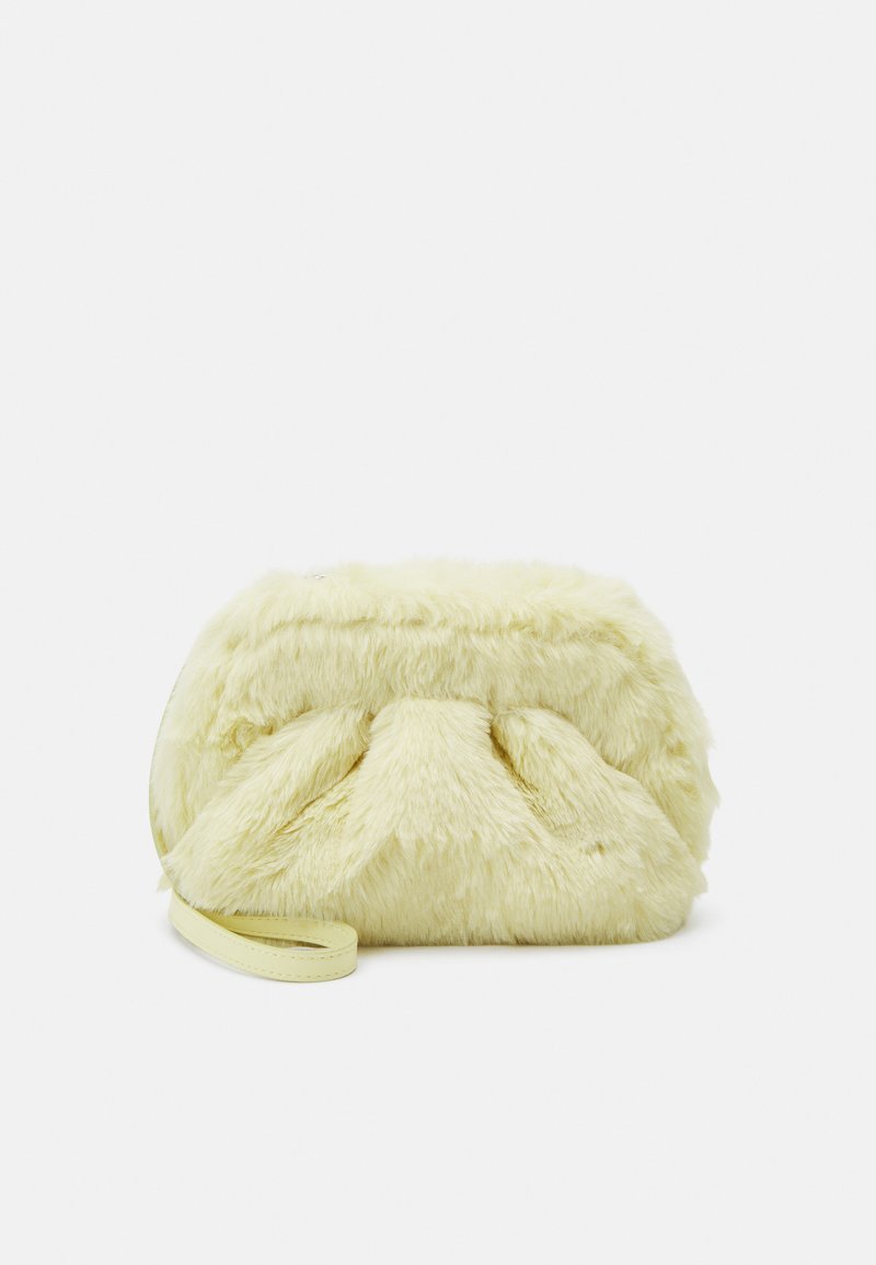 Pochette en fausse fourrure jaune avec un design froncé, dotée d'une bandoulière lisse et d'une surface douce et texturée. Forme compacte et arrondie.